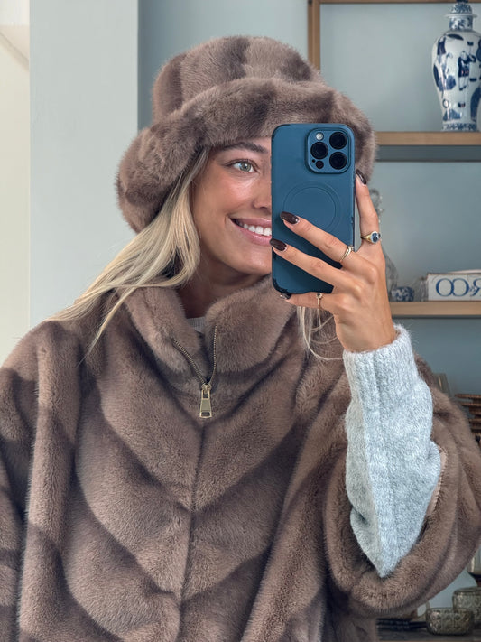 Hoedje Fake Fur Taupe streep