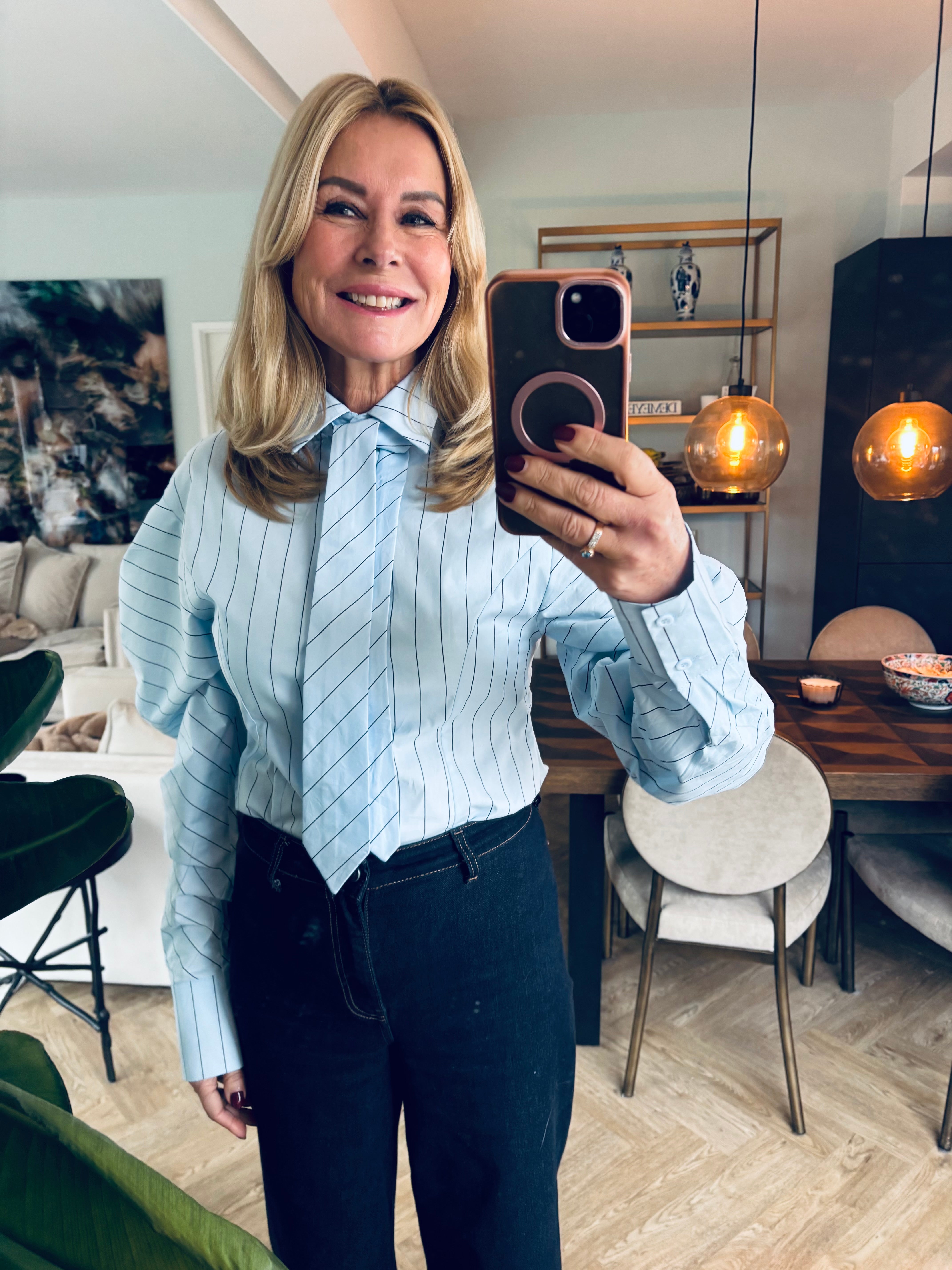 Blouse licht blauw met stropdas