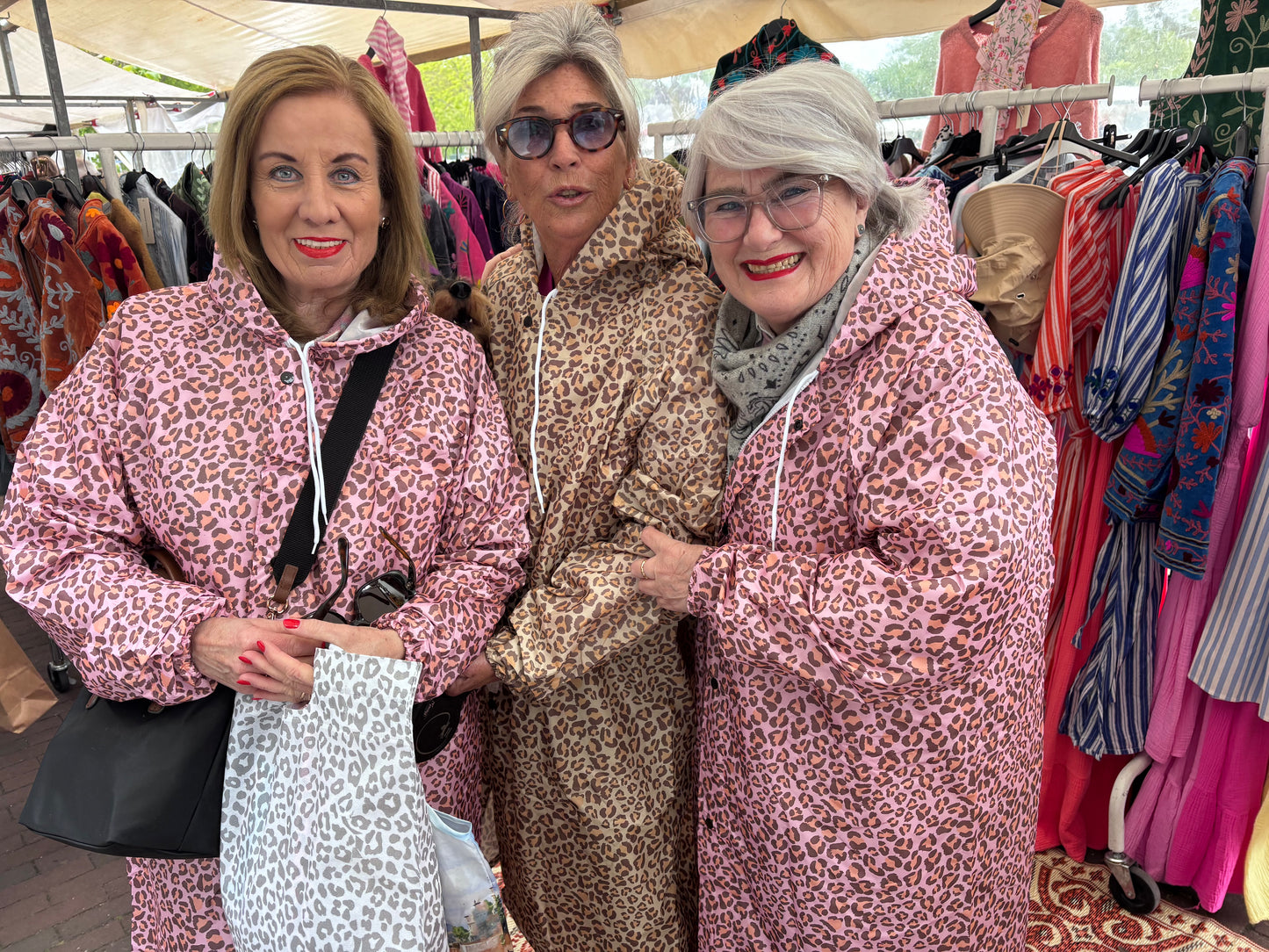 Regenjas panter roze