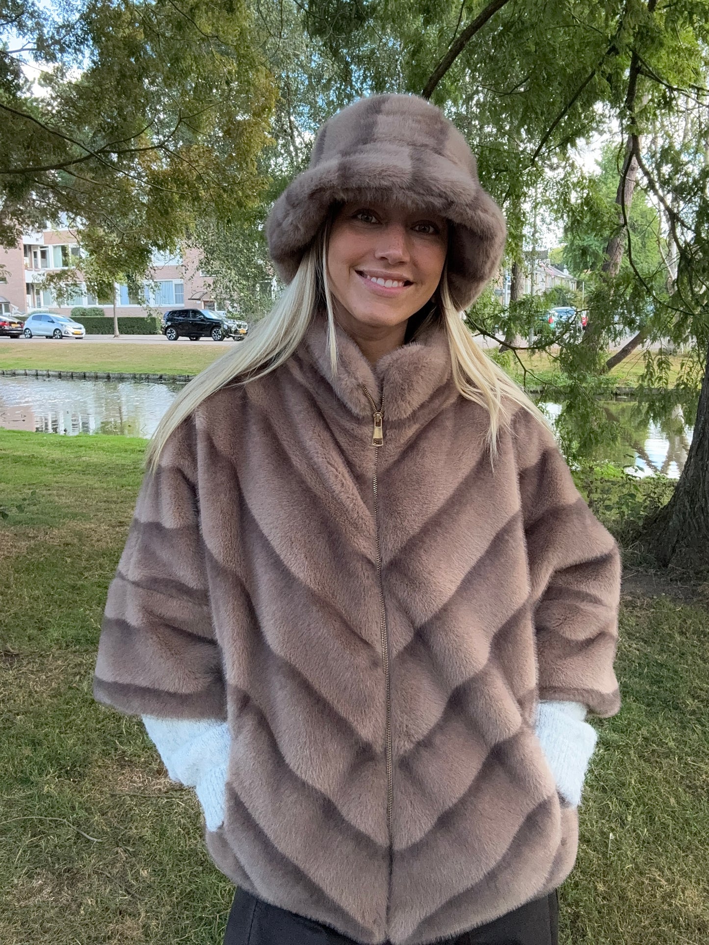 Hoedje Fake Fur Taupe streep