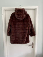 Fake fur jas bruin half lang capuchon