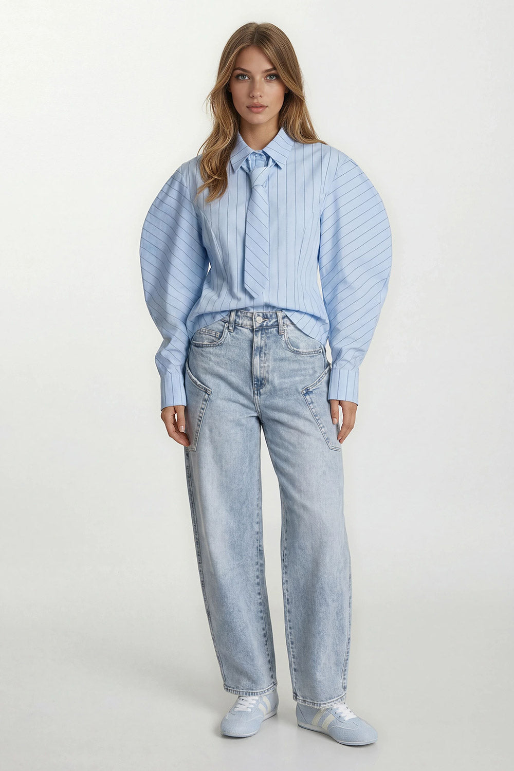 Blouse licht blauw met stropdas