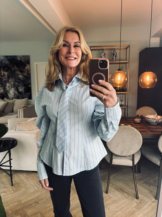 Blouse licht blauw met stropdas